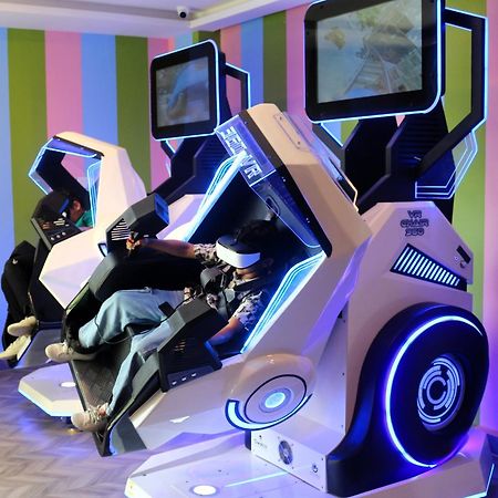泻湖畔豪华spa度假村 麦纳麦 外观 照片 A racing simulator