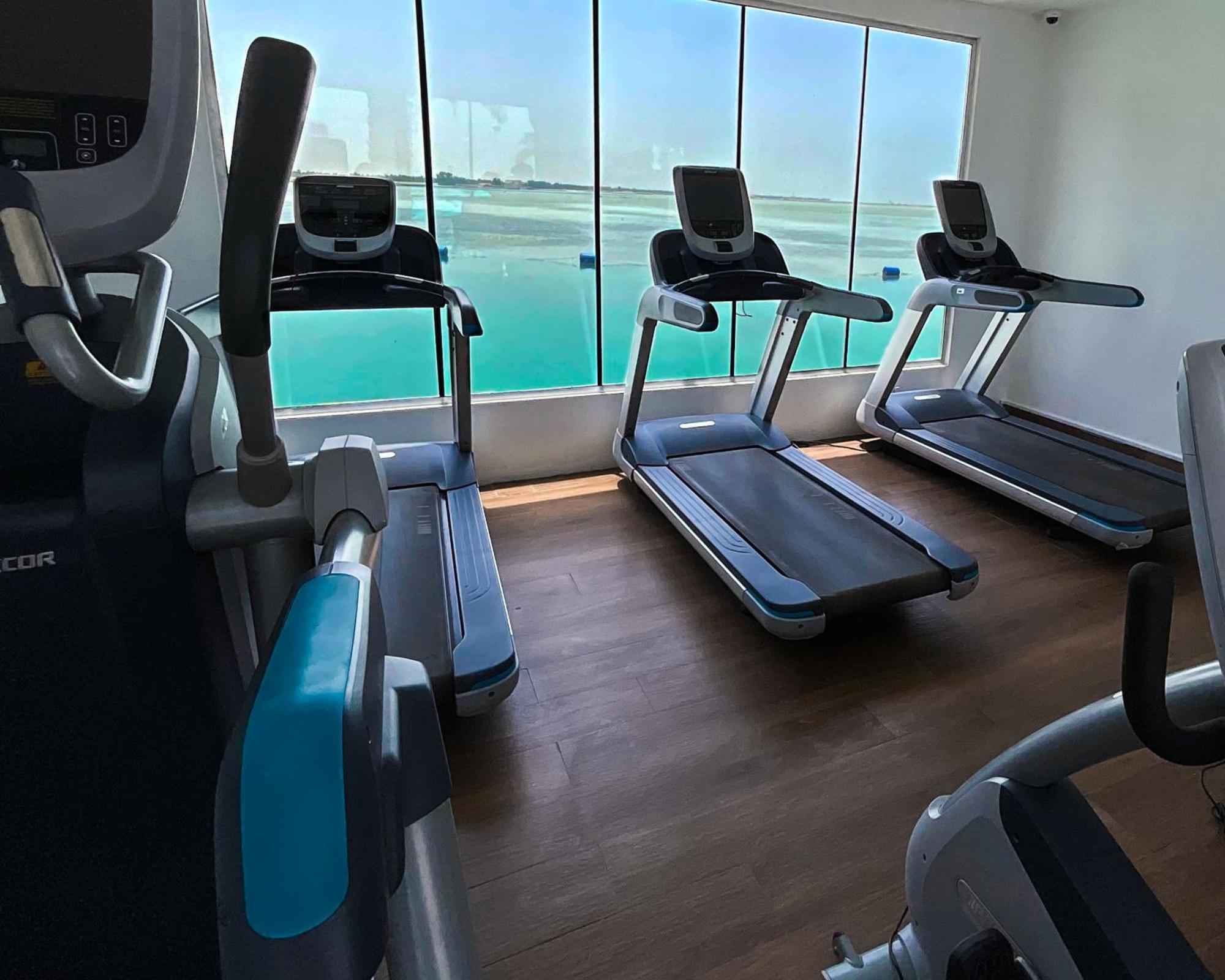 泻湖畔豪华spa度假村 麦纳麦 外观 照片 The gym at the hotel