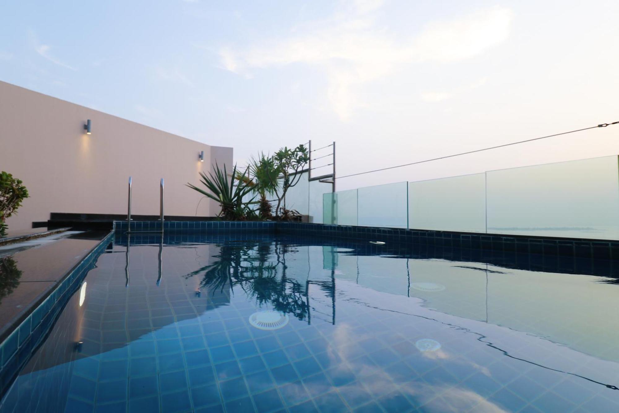 泻湖畔豪华spa度假村 麦纳麦 外观 照片 Rooftop pool at the hotel