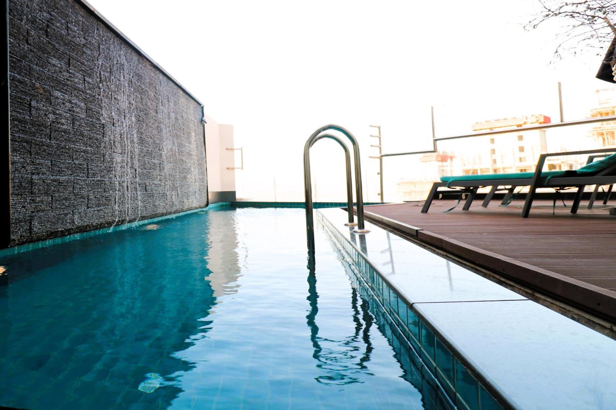 泻湖畔豪华spa度假村 麦纳麦 外观 照片 The rooftop pool at the hotel